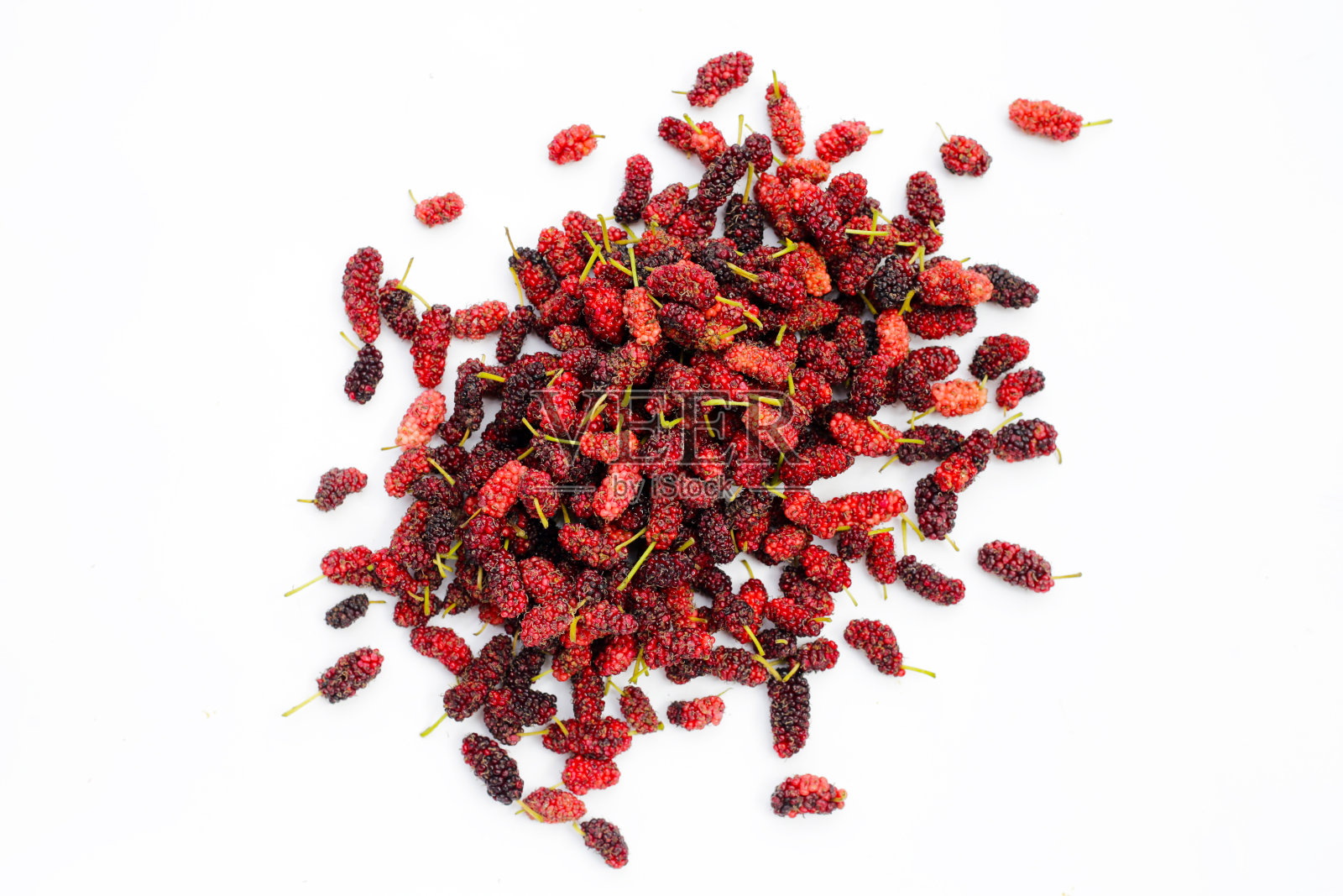 白色背景上的新鲜桑葚。照片摄影图片