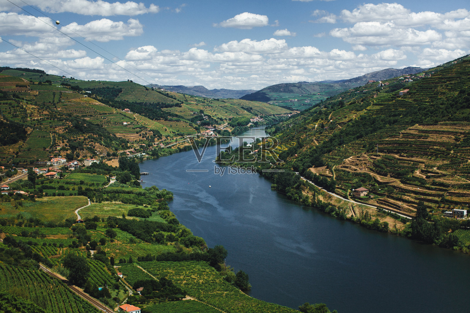 鸟瞰葡萄牙的杜罗河蜿蜒穿过山谷。照片摄影图片