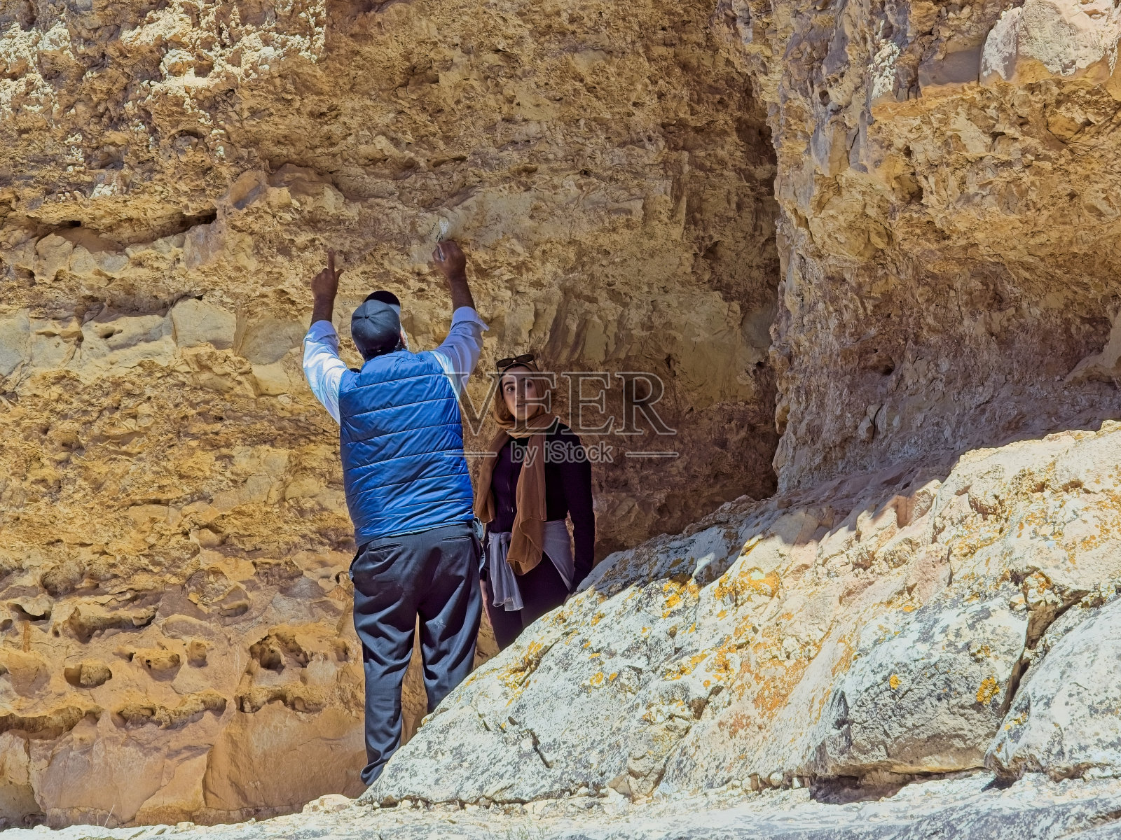 一名男子在大峡谷国家公园光明天使步道的禁区内涂画悬崖壁照片摄影图片