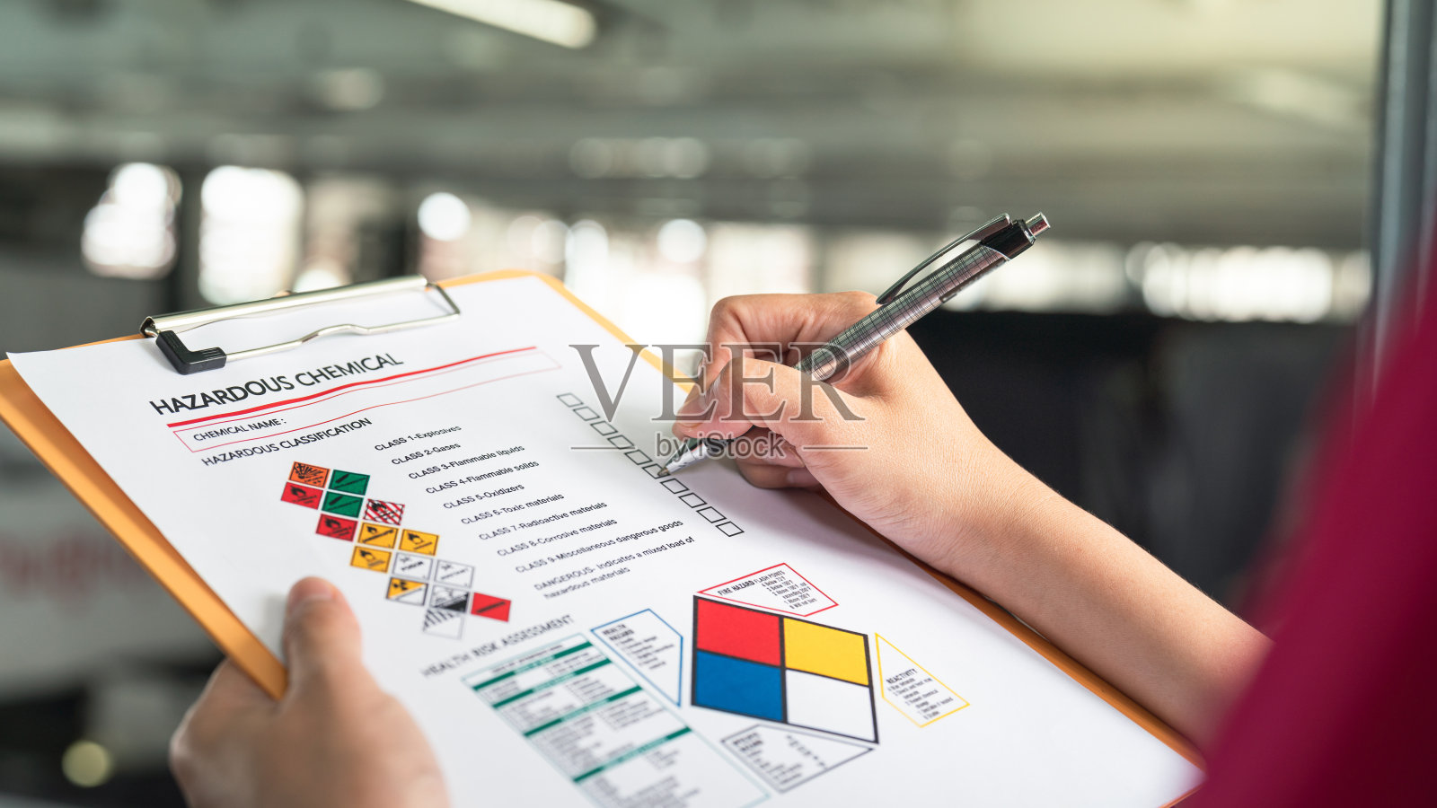 检查化学危险物质清单。照片摄影图片