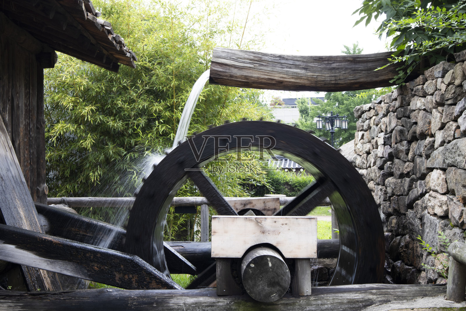 在古代朝鲜，谷物是用水磨磨碎的照片摄影图片