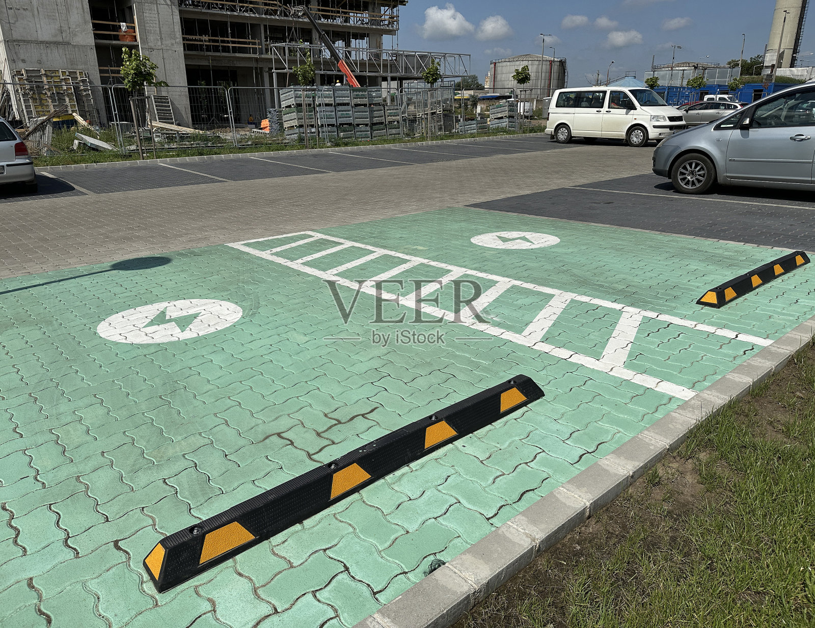 电动车停车场，供蓄电池充电照片摄影图片