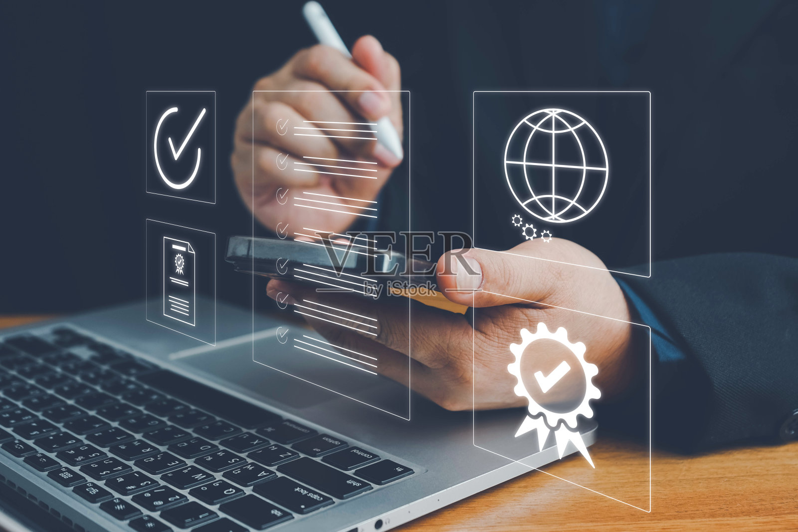 质量ISO, ISO标准质量控制，保证和保修经营的技术理念。商人使用笔记本电脑的质量保证和文件图标为ISO，标准化。照片摄影图片