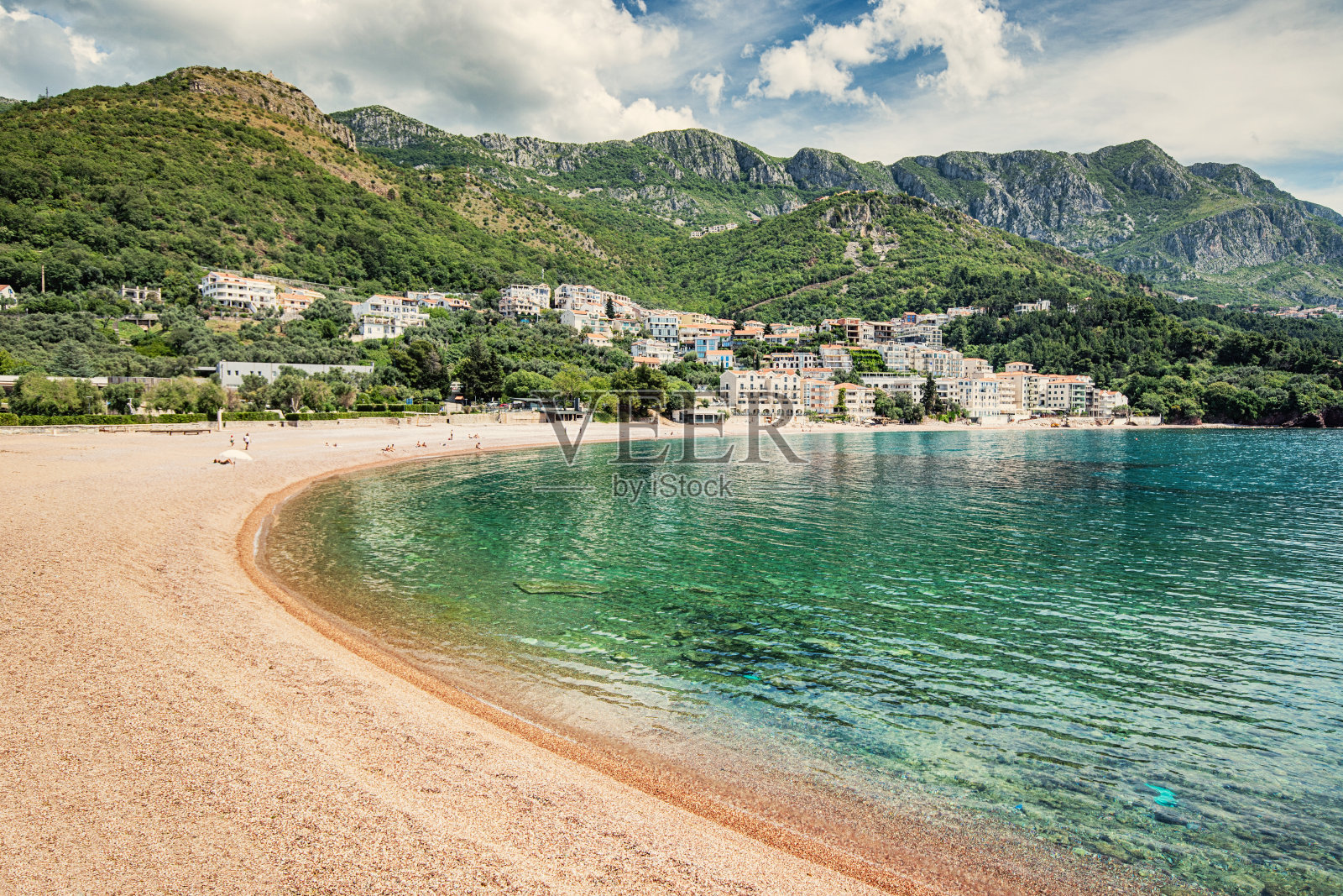 发现黑山的豪华斯维特斯特凡岛，其绿松石的海水和风景秀丽的海岸线对巴尔干魅力的背景。照片摄影图片