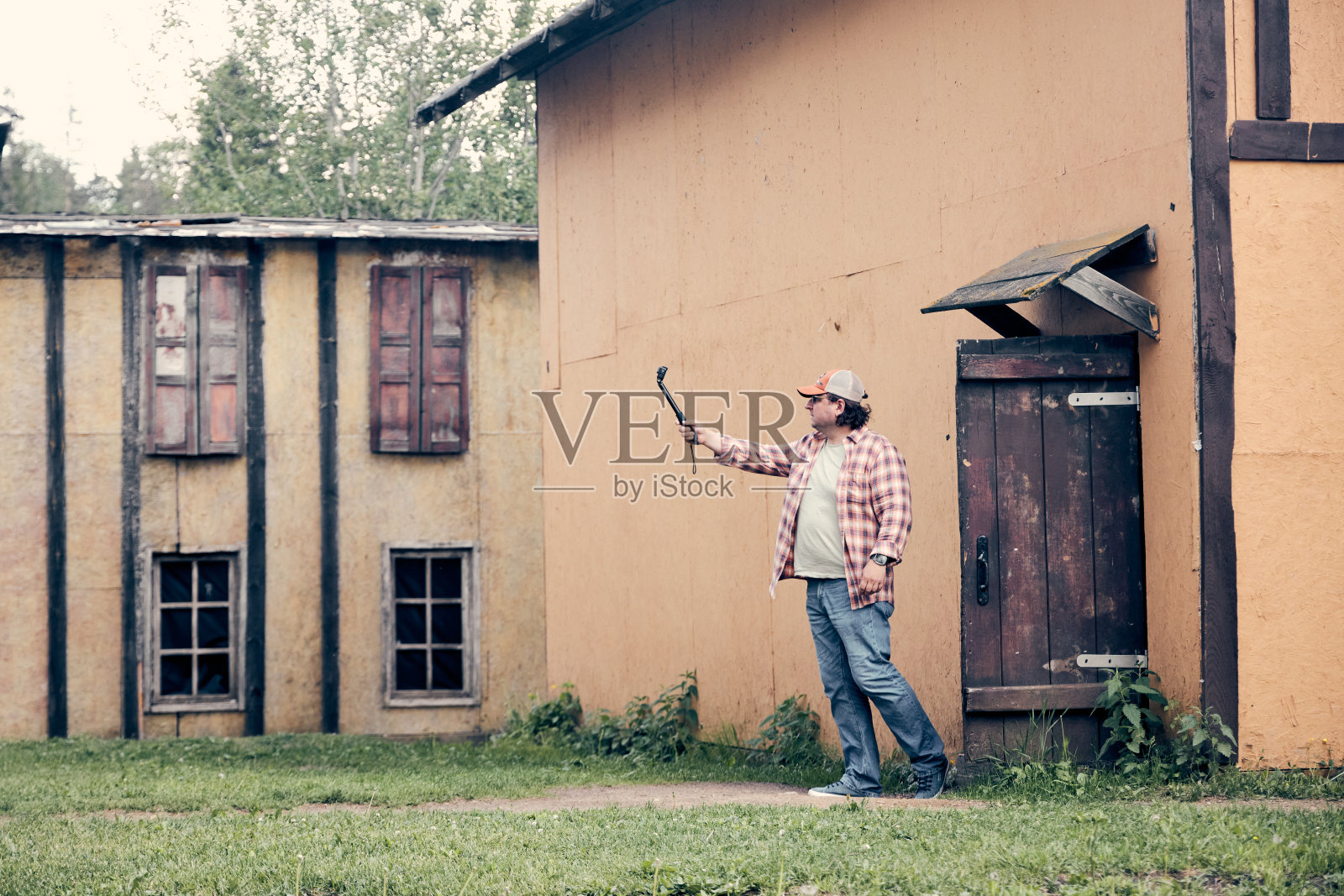 旅游博主带着自拍杆和相机在老城区漫步照片摄影图片