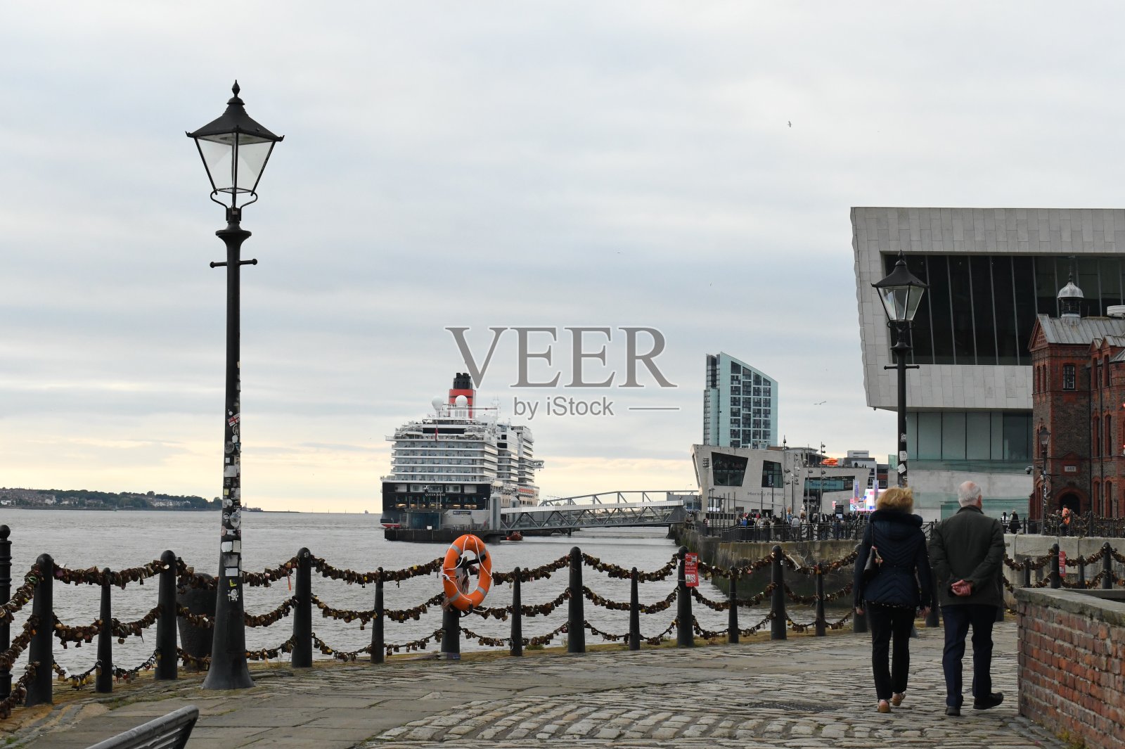 安妮女王号游轮停靠在利物浦的默西河上照片摄影图片