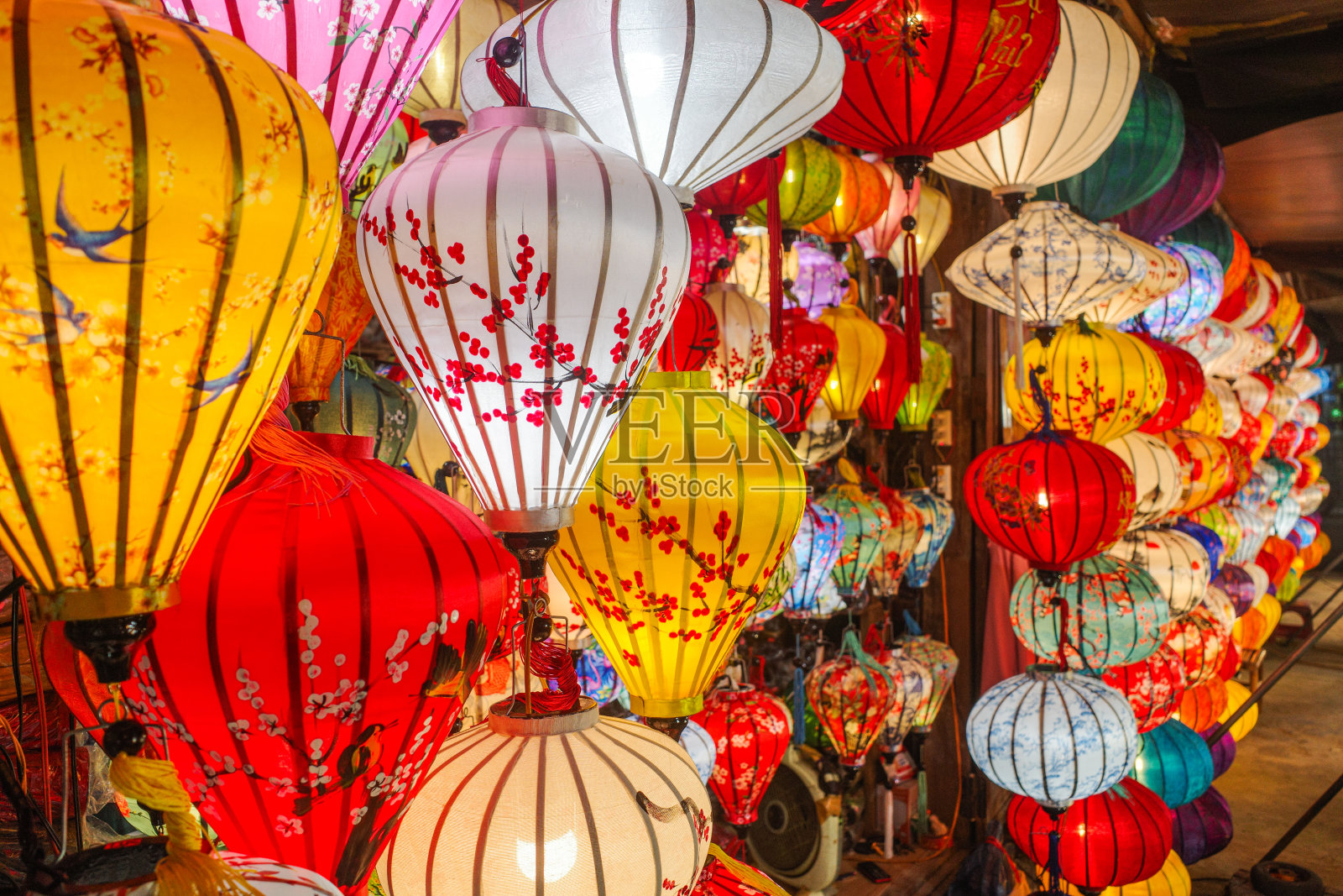 会安夜市展出的越南传统丝绸灯笼照片摄影图片