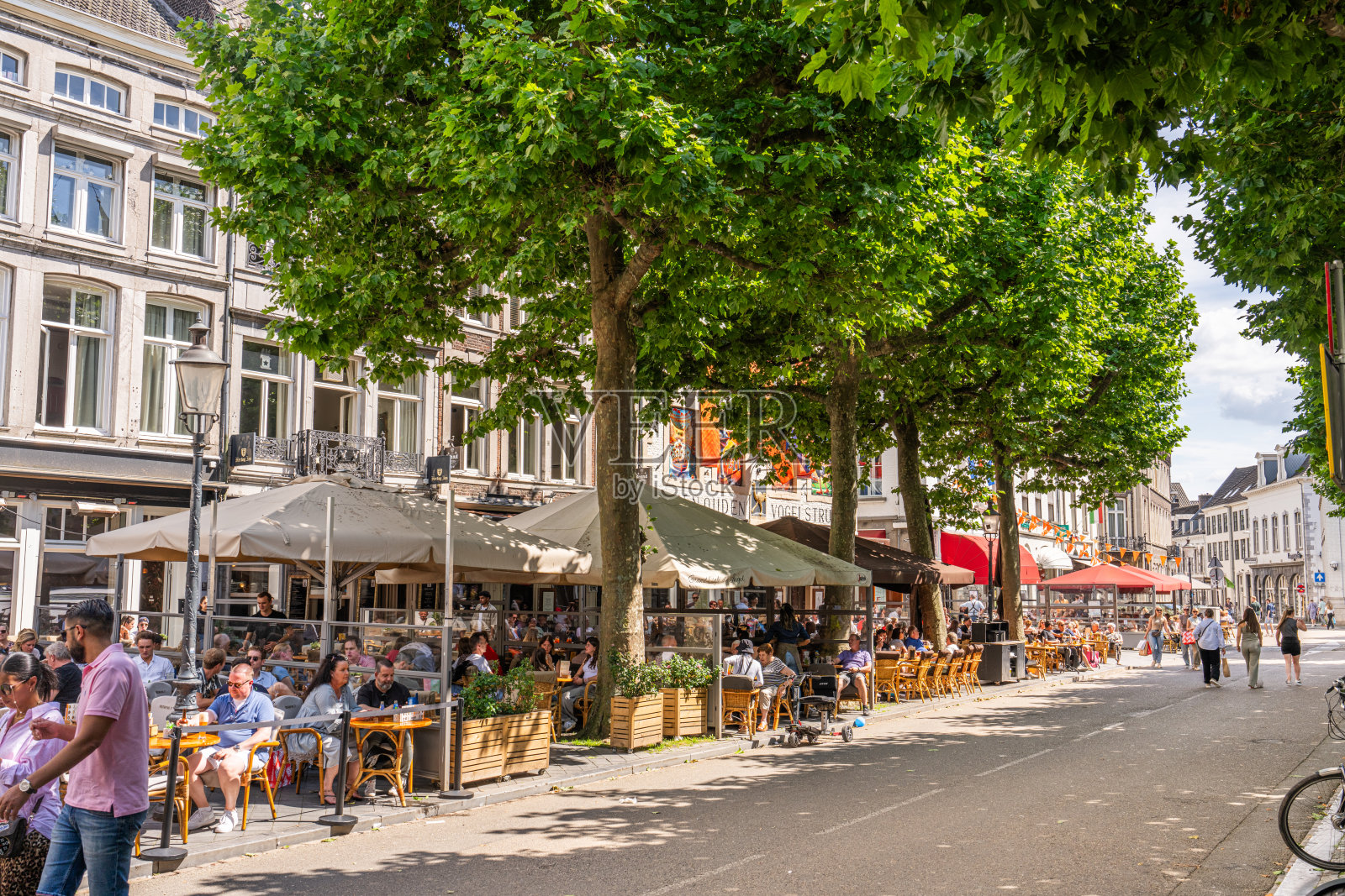 人们在马斯特里赫特的Vrijthof露台上享受阳光照片摄影图片