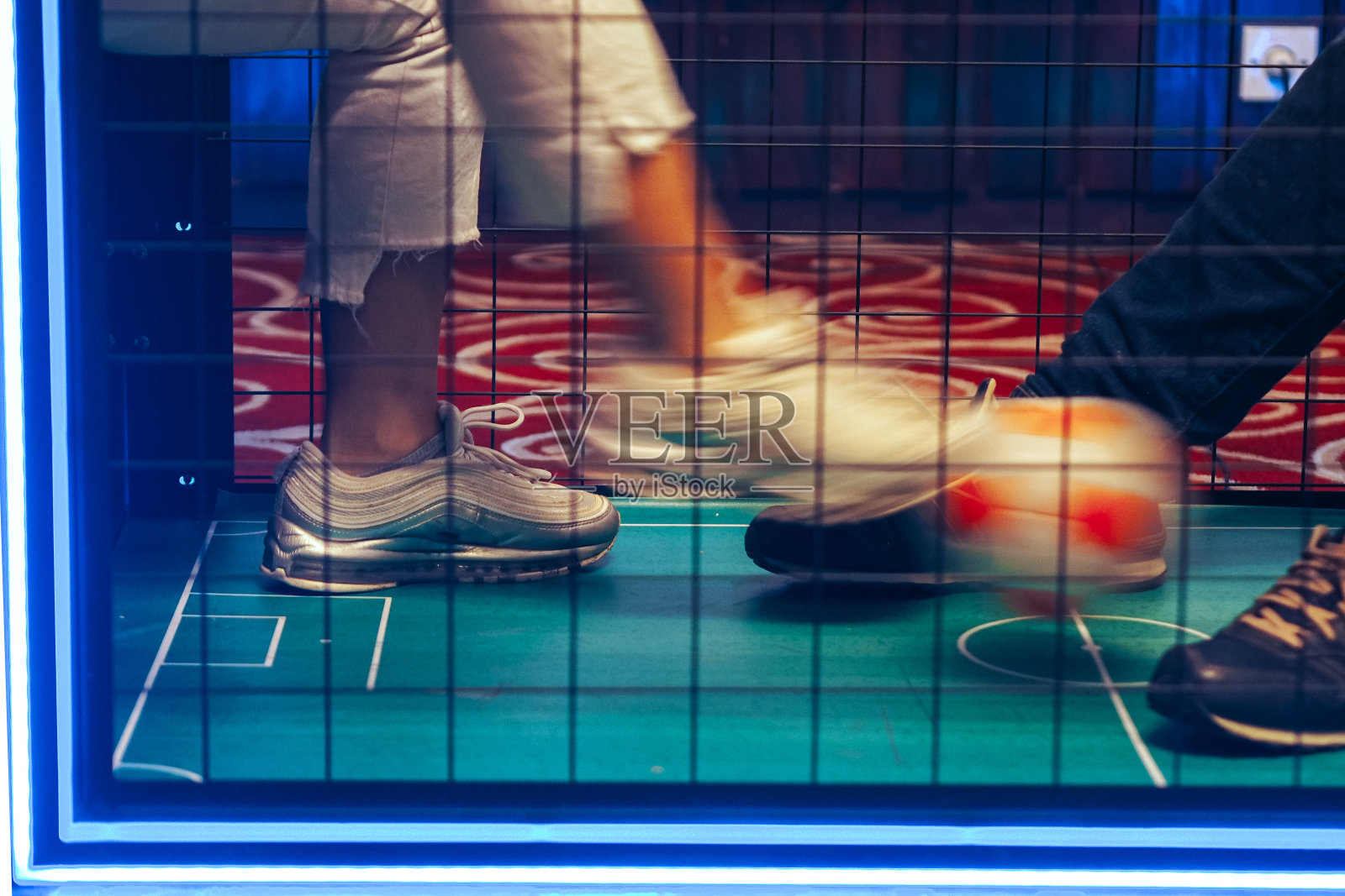 双人桌式足球游戏，坐下式足球照片摄影图片