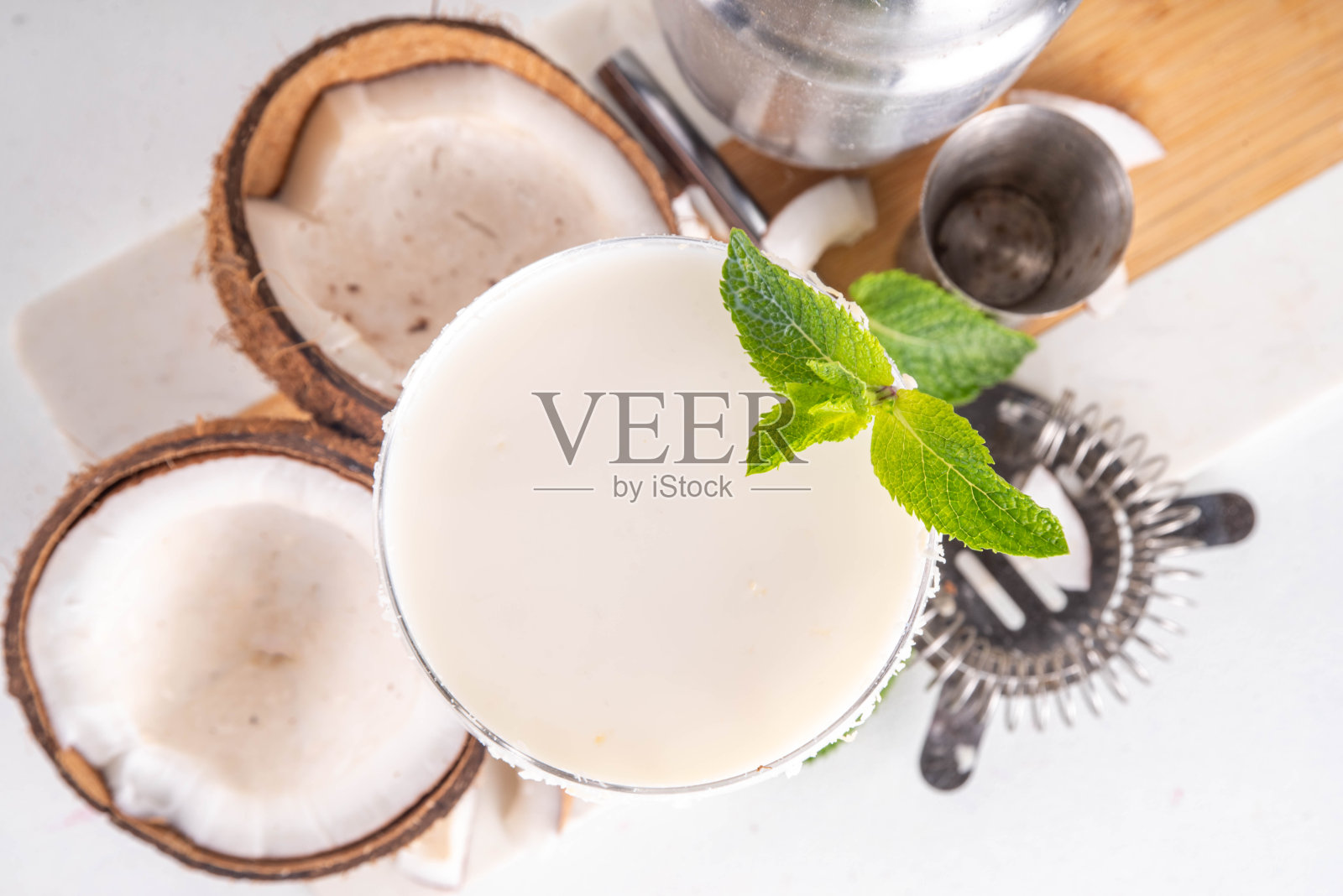 椰子薄荷玛格丽塔鸡尾酒照片摄影图片