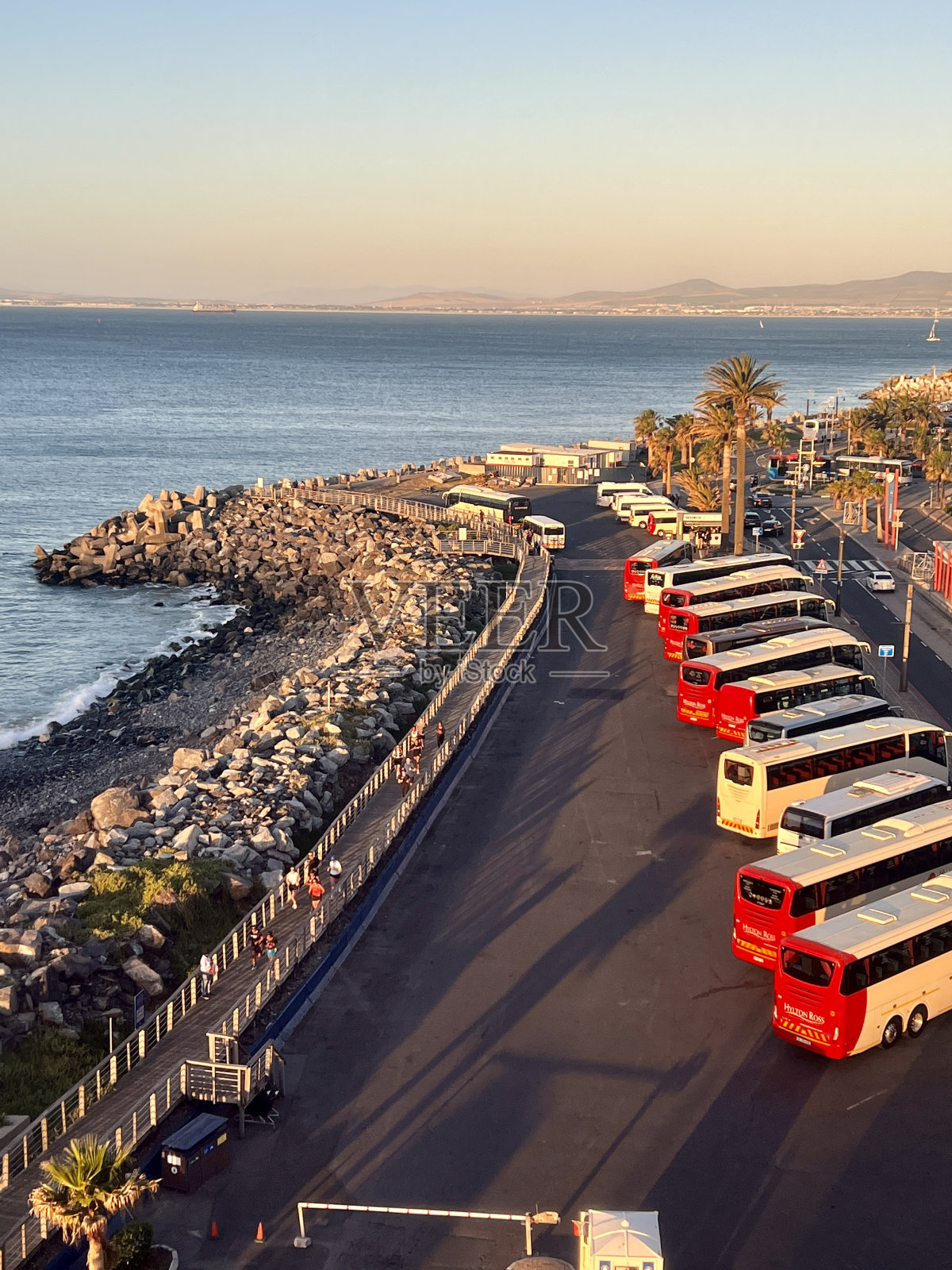 停在海滩上的巴士,开普敦,南非照片摄影图片