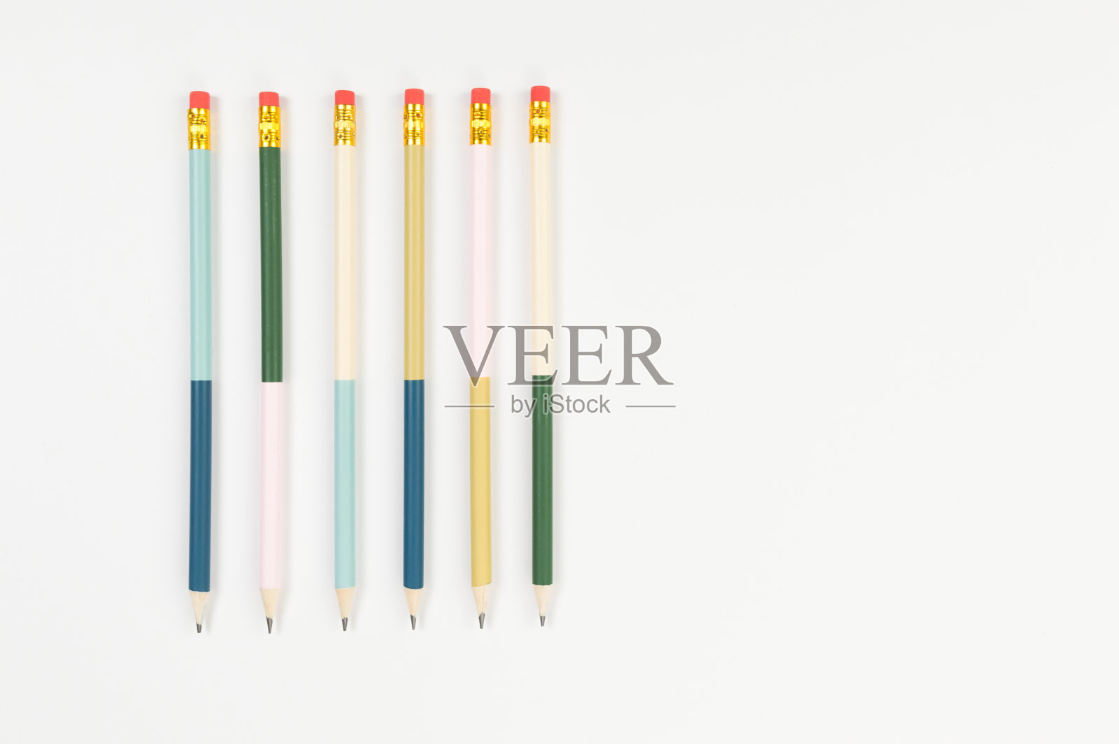 白色背景上彩色铅笔的顶视图。学校，办公室，艺术壁纸。照片摄影图片