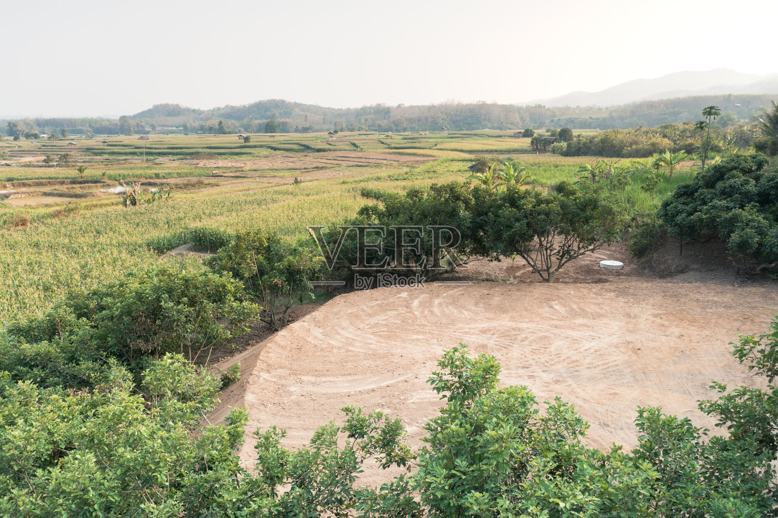 泰国南省土地和土壤回填的鸟瞰图。照片摄影图片
