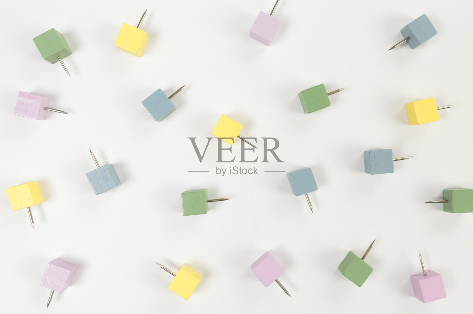 顶视图的彩色别针在白色的背景。学校、办公室的墙纸。照片摄影图片