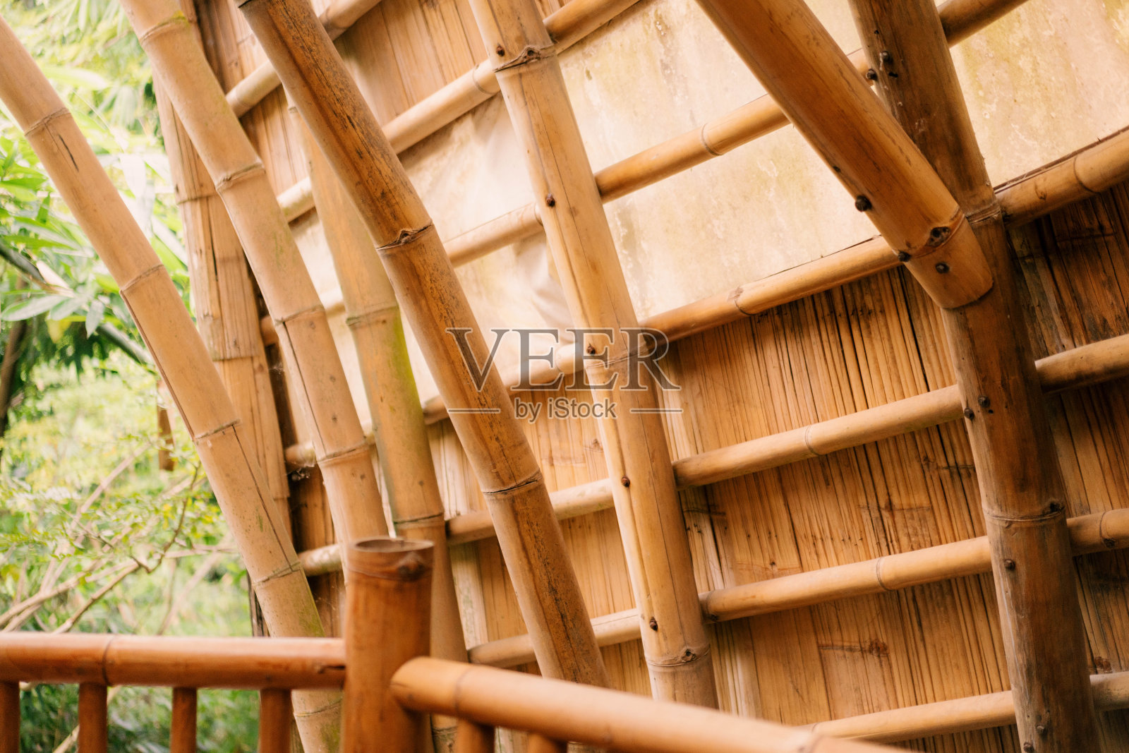 竹制别墅墙体施工细节特写照片摄影图片
