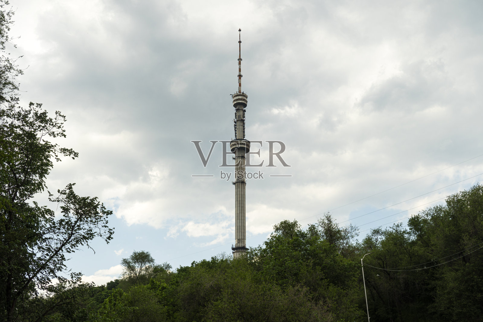 哈萨克斯坦阿拉木图。阿拉木图电视塔位于阿拉木图市中心东南角Tobe山的高坡上照片摄影图片