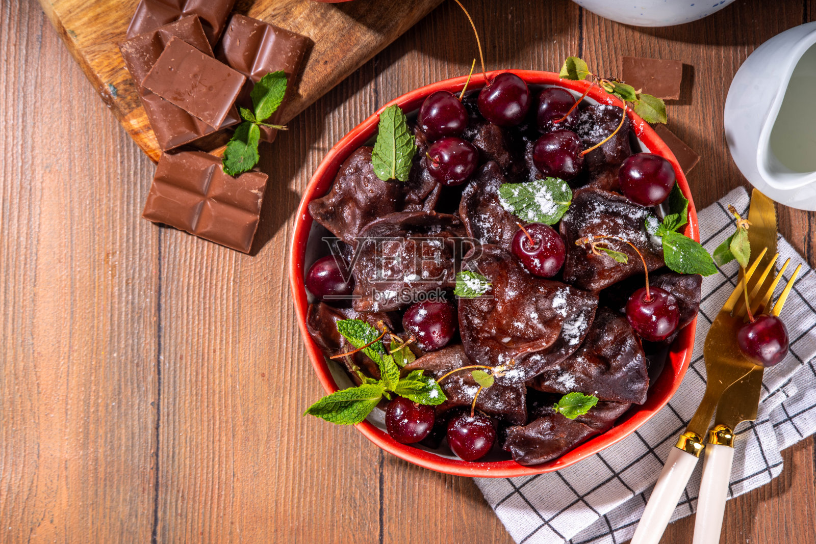 甜点巧克力饺子配樱桃照片摄影图片