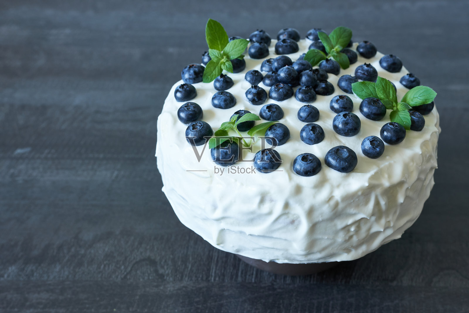 黑木背景蓝莓薄荷蛋白酥饼照片摄影图片