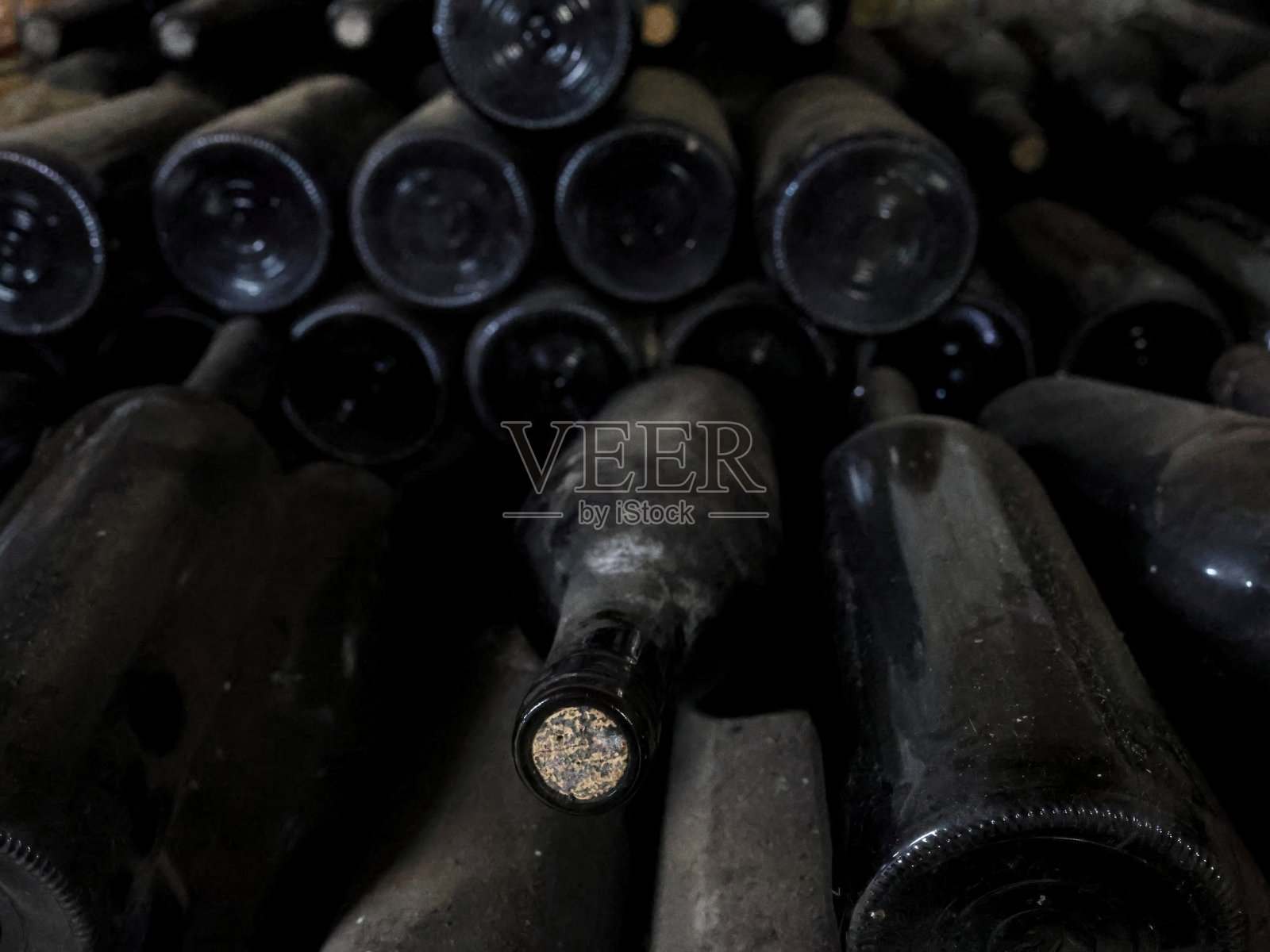 背景概念-旧酒瓶，堆放在地窖里，在Toodyay镇附近，Wheatbelt地区，西澳大利亚照片摄影图片