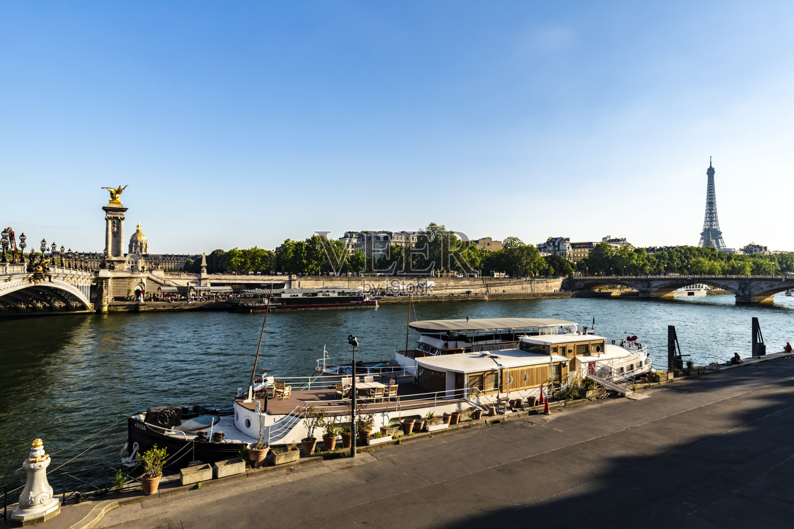 河岸上有埃菲尔铁塔照片摄影图片