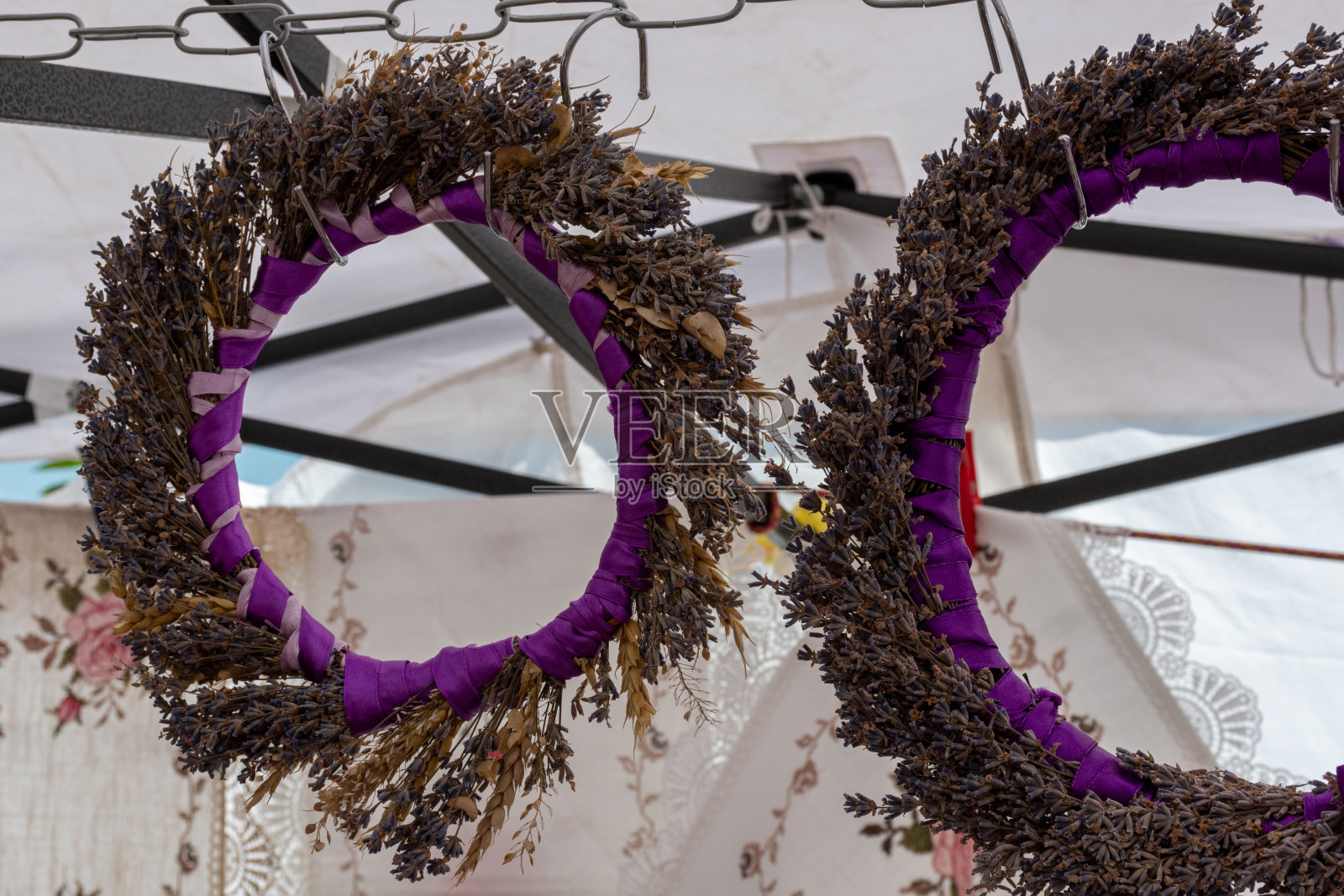 薰衣草花环。装饰性的乡村物品照片摄影图片