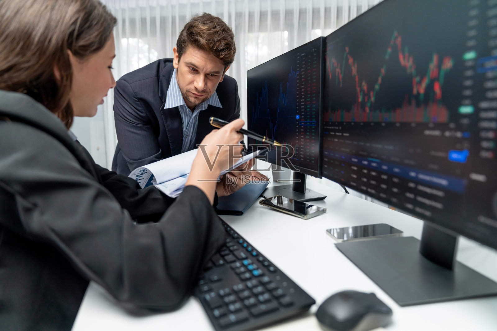 两个商人在讨论报表上的业务统计。假设。照片摄影图片