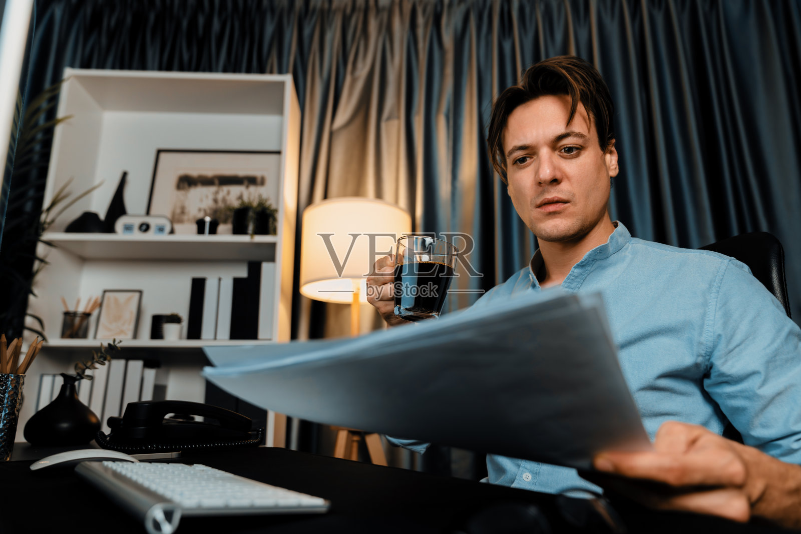 销售经理一边用电脑一边喝咖啡。金钱。照片摄影图片