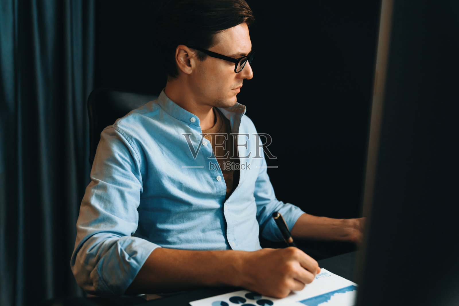 思考聪明的商人包围文书报告段落。金钱。照片摄影图片