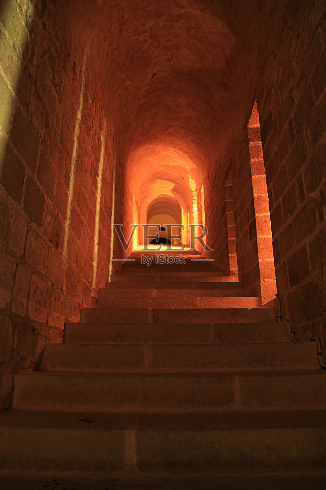 圣米歇尔山黑暗中的楼梯照片摄影图片