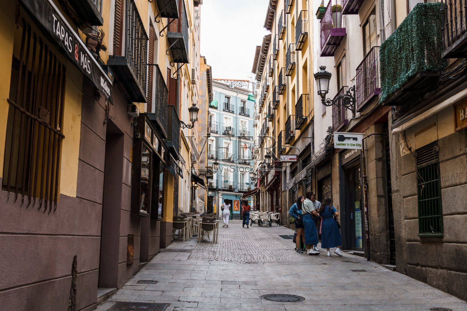 马德里古老历史中心的步行街照片摄影图片