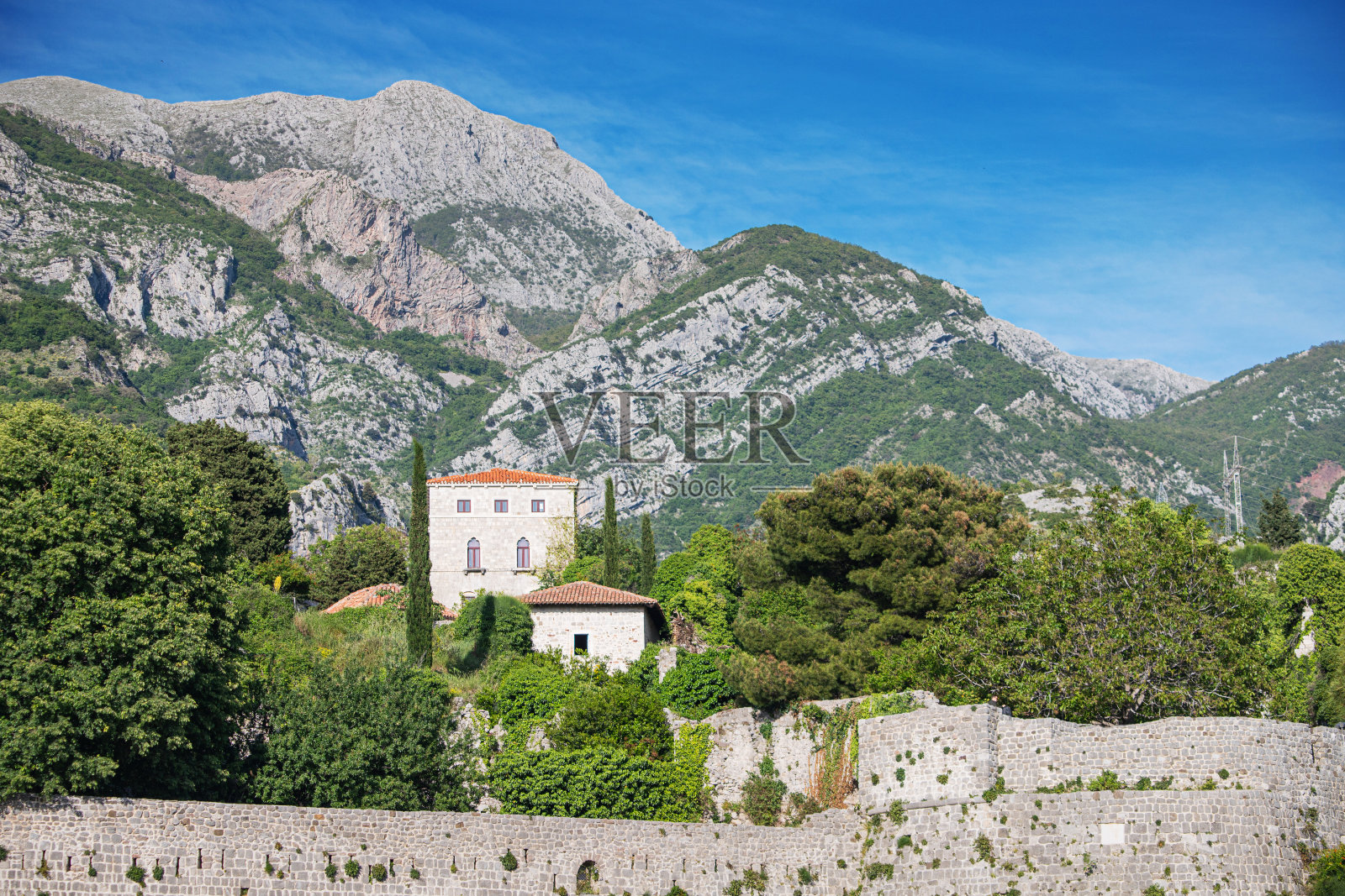 中世纪小镇巴尔的建筑，黑山的一处遗产。照片摄影图片