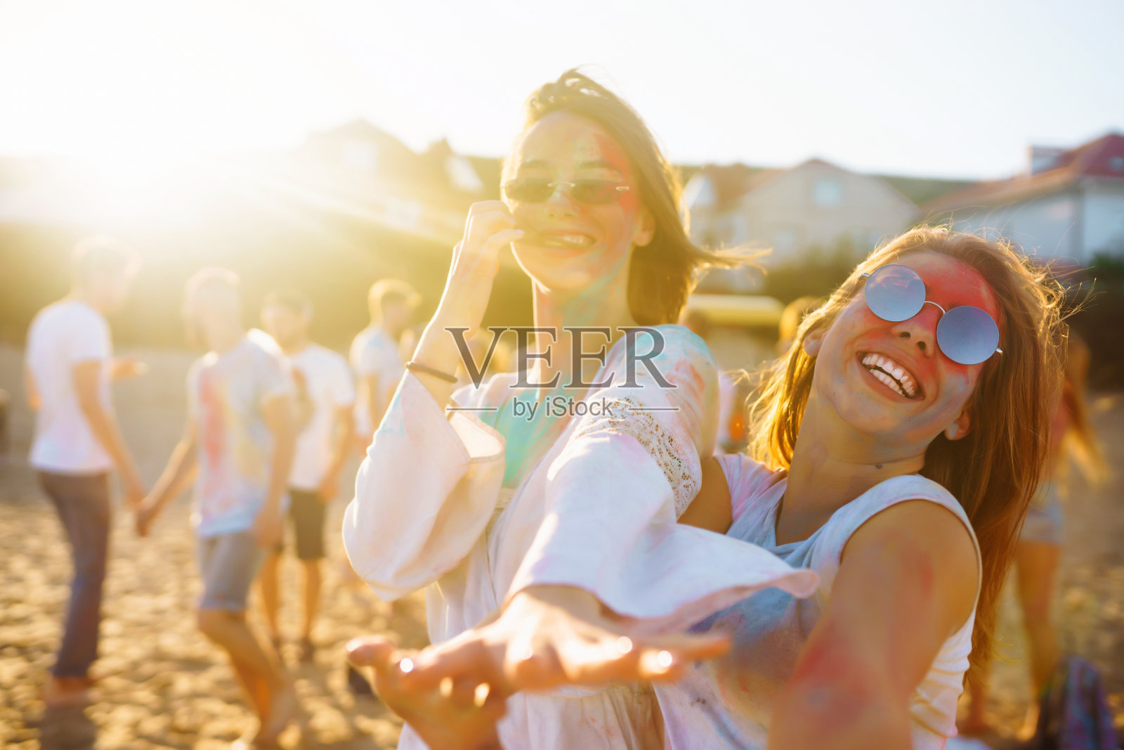 胡里节的节日。年轻人在衣服和身体上涂上五颜六色的颜料，一起玩得很开心。照片摄影图片