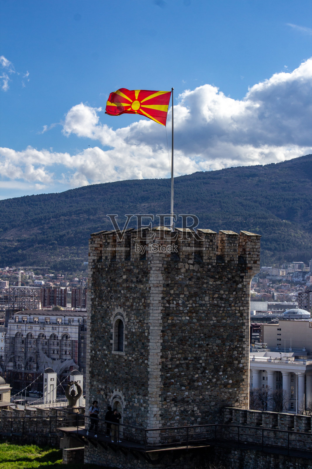 北马其顿国旗在斯科普里要塞的高塔上飘扬在蓝天上照片摄影图片