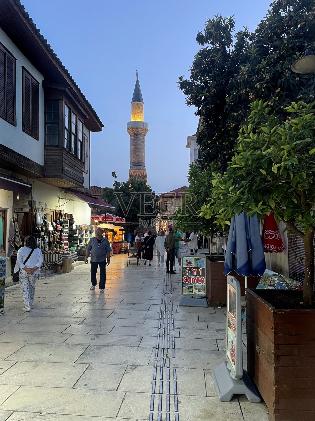 在Kesik Minare Cami(破碎尖塔清真寺)的视图，Korkut Cami或库曼Cami，安塔利亚，土耳其照片摄影图片