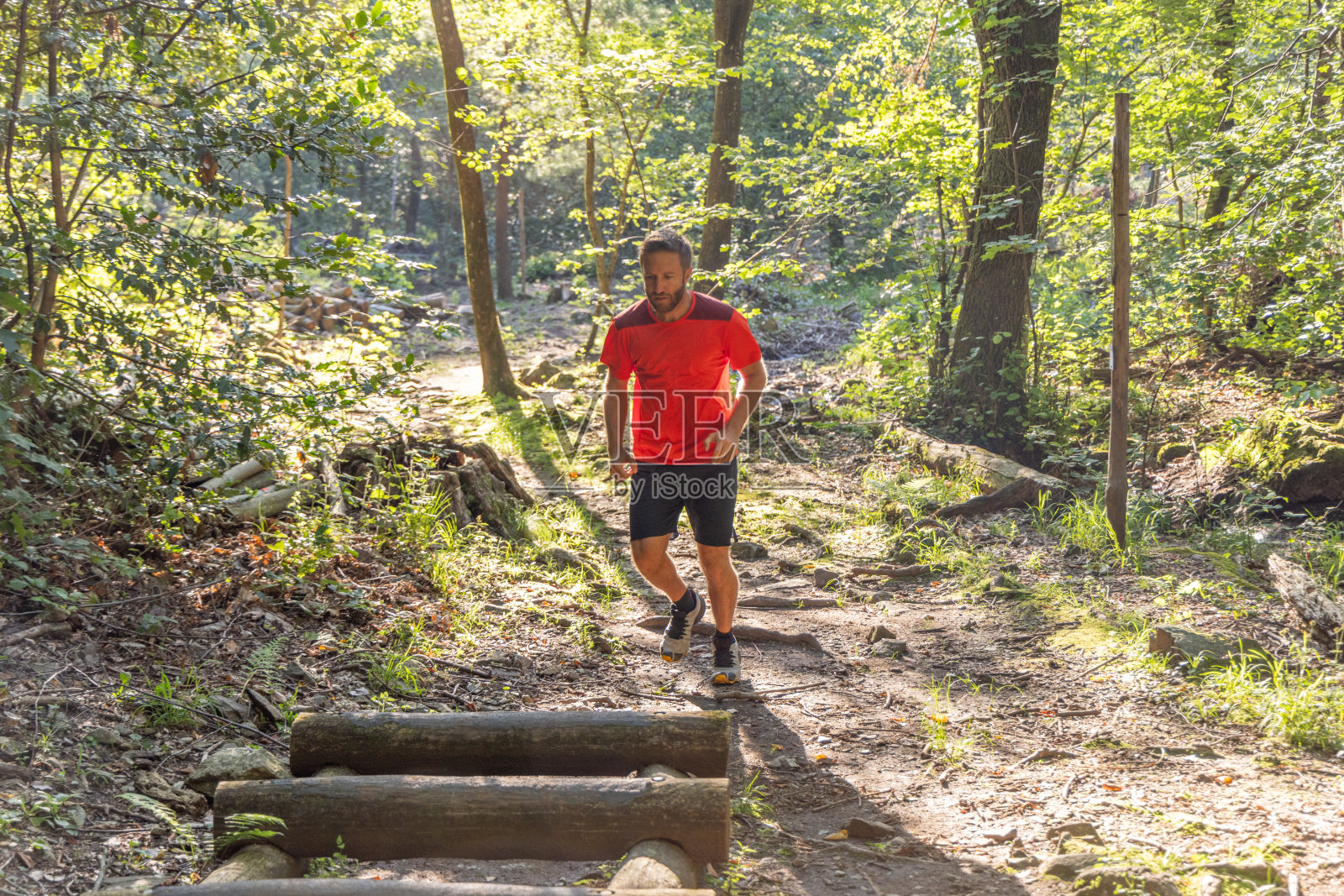 在森林小径上奔跑的人照片摄影图片