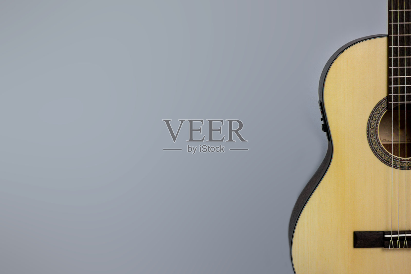 白色背景下古典吉他的另一视角特写。照片摄影图片