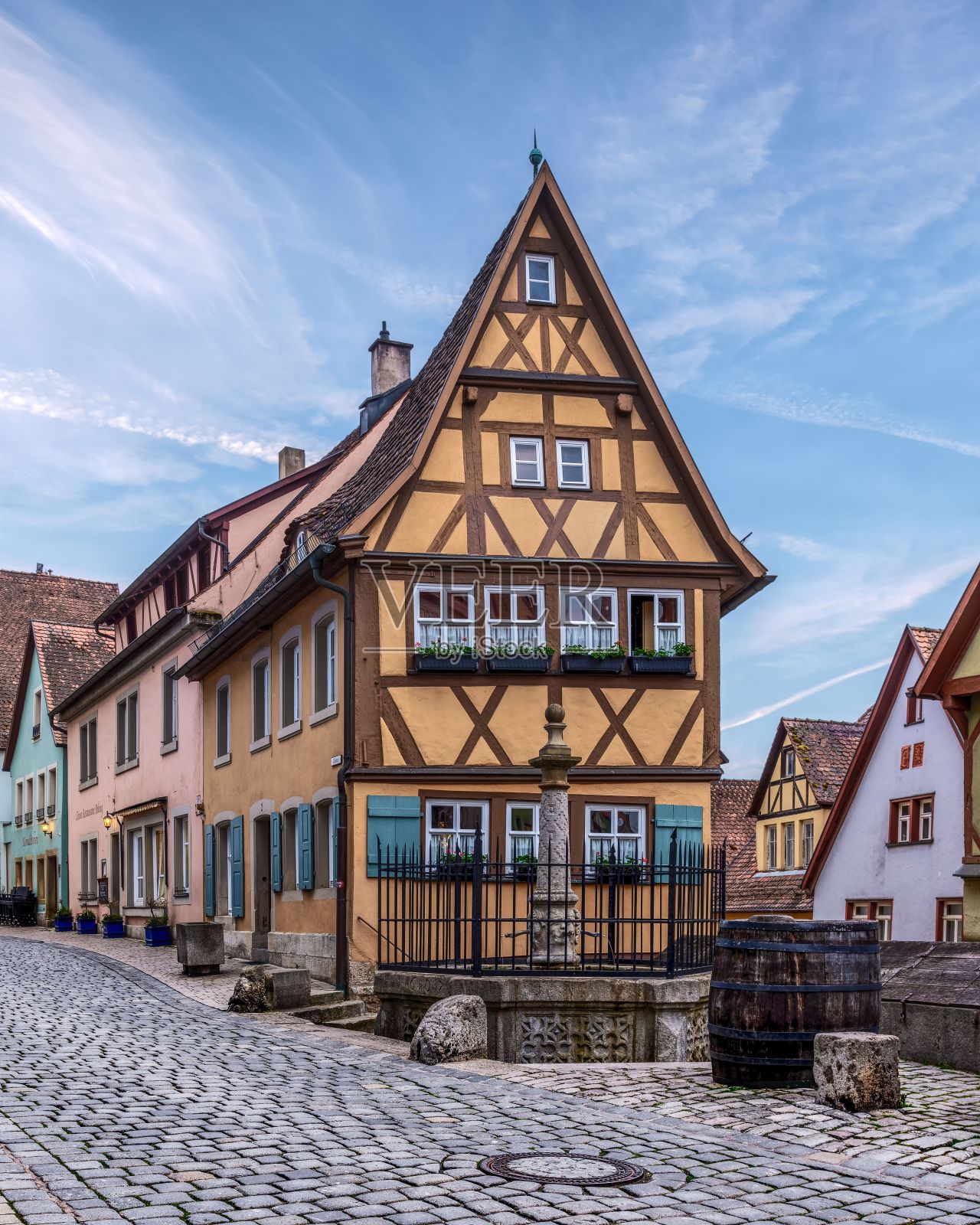 位于德国罗滕堡德陶伯尔的鹅卵石街道上迷人的半木结构房屋照片摄影图片