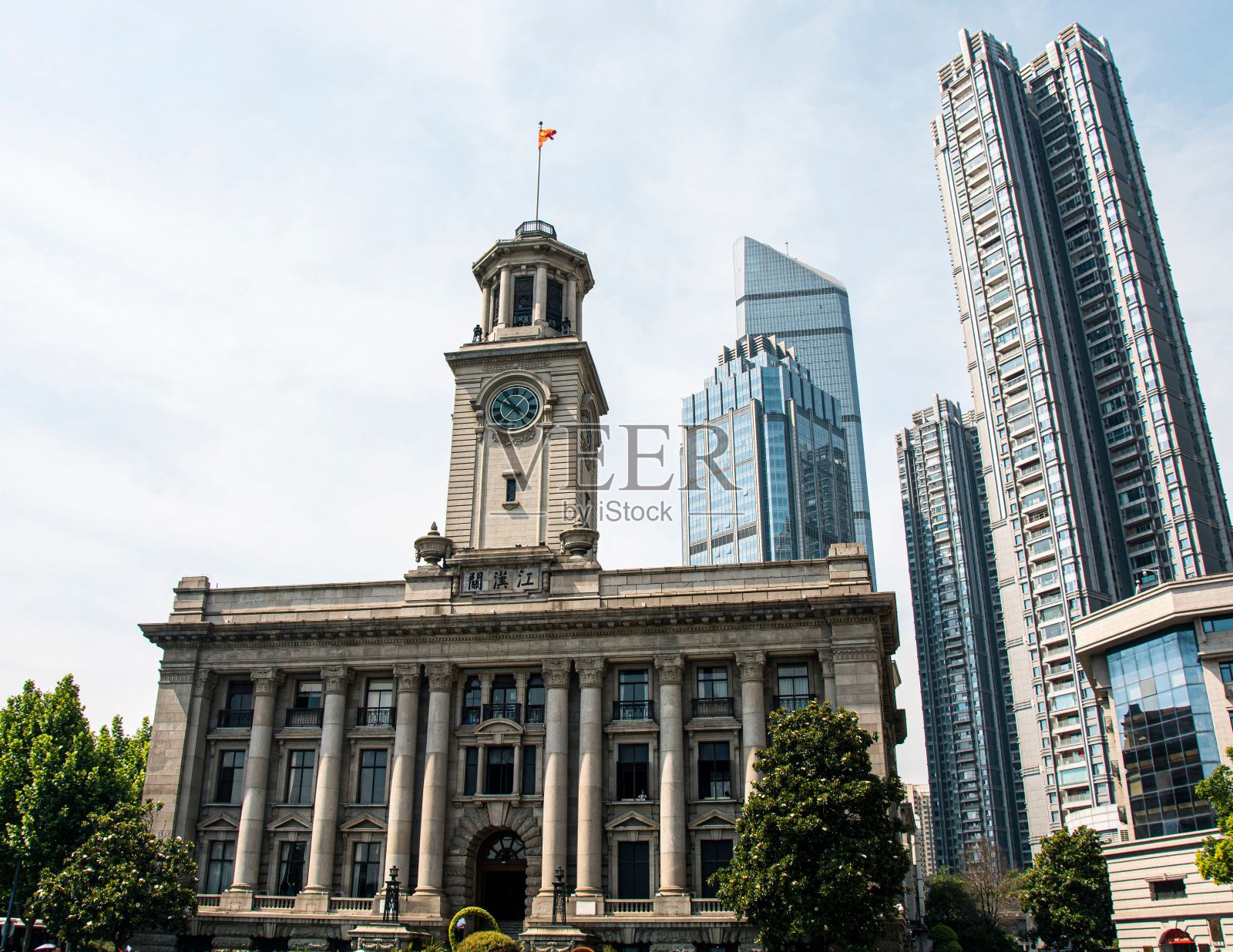 中国武汉，历史建筑汉口海关大楼与现代摩天大楼相映成辉。照片摄影图片