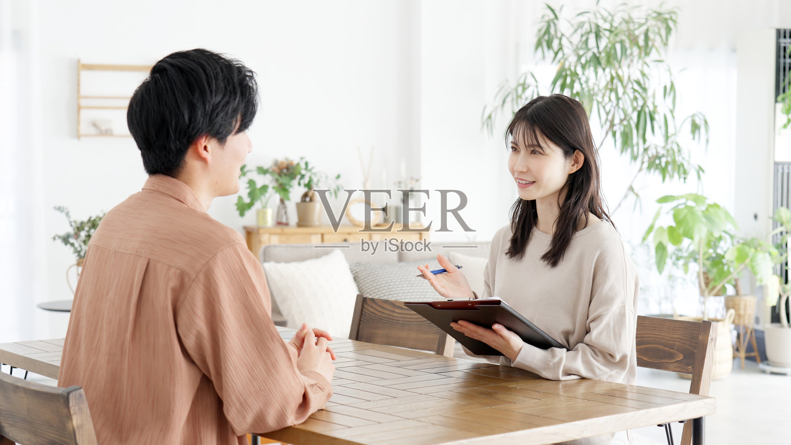 一个亚洲女人在采访一个男人照片摄影图片