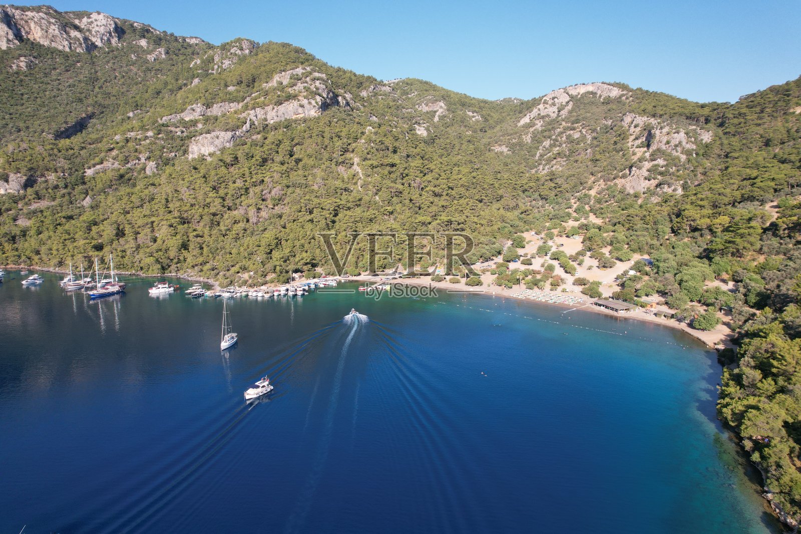 每日乘船游览。海湾里游艇的无人机照片。照片摄影图片