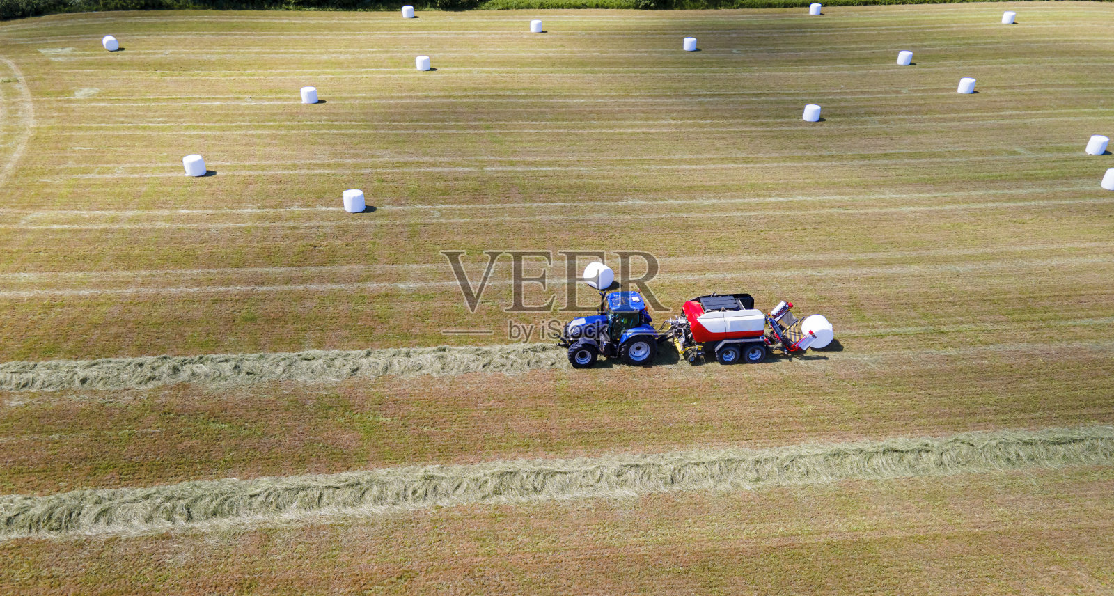 带青贮打包机的拖拉机照片摄影图片