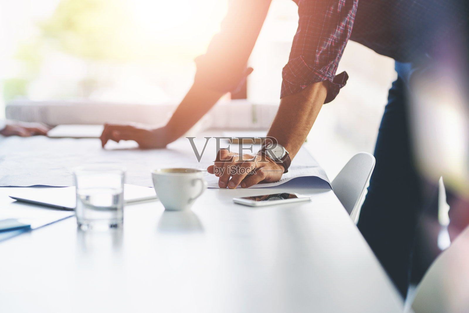 建筑、城市规划和房地产开发的文件、蓝图和商人的手。建筑公司，专业人士和有文书，插图和设计的人在桌子上照片摄影图片