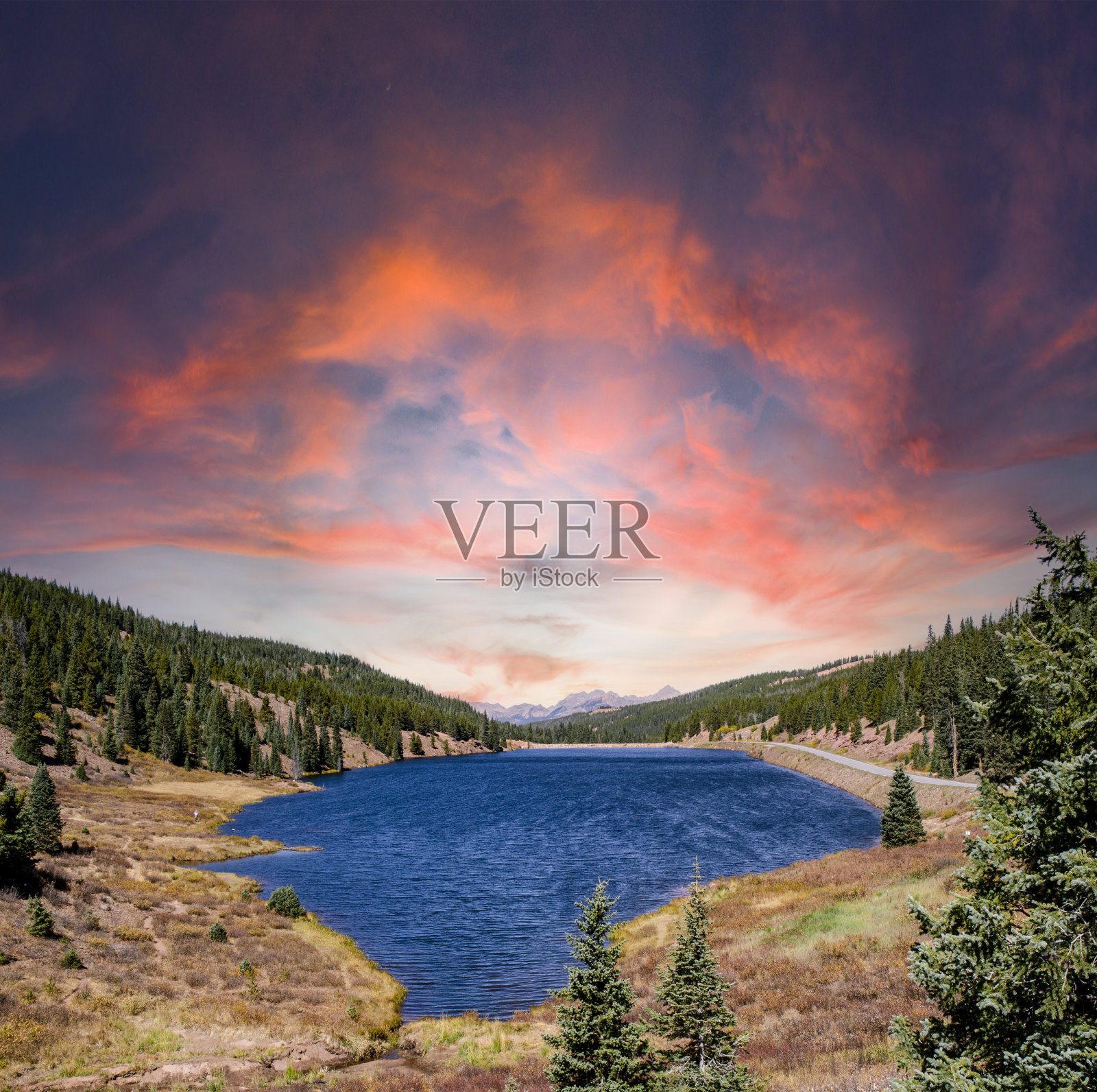 黑湖，维尔，科罗拉多州，维尔山口的黑湖水库照片摄影图片