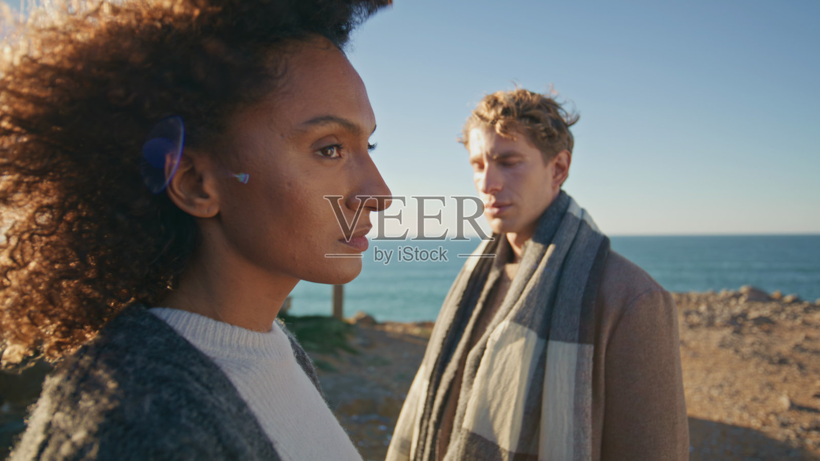 沮丧的女人在海边忽视男友的特写。严重的夫妻危机照片摄影图片