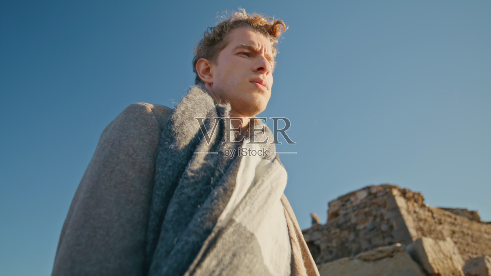 有思想的人享受阳光漫步海滨特写。沉思的人照片摄影图片