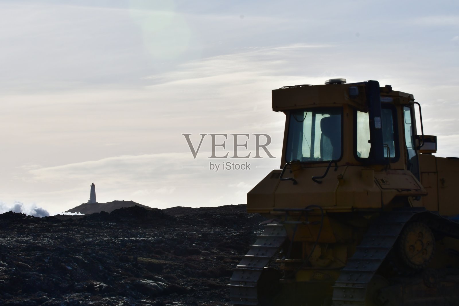 黑色的海滩和岩石在冰岛的沙漠海岸，雪和风，火山和悬崖照片摄影图片
