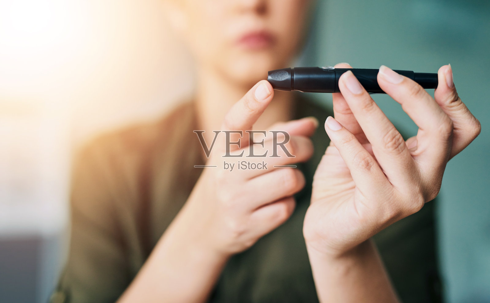 手，女人和。血糖笔用于糖尿病、保健检测和血糖监测。特写，人和女孩用针戳手指检查胰岛素、糖尿病药物和医用血糖仪照片摄影图片