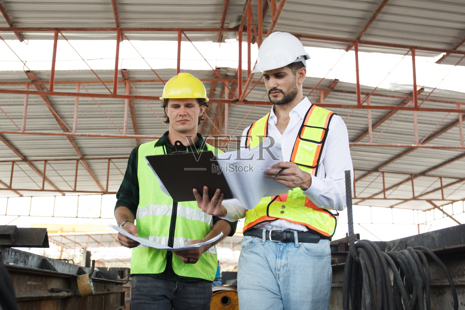 工程师团队讨论和检查建筑结构。照片摄影图片