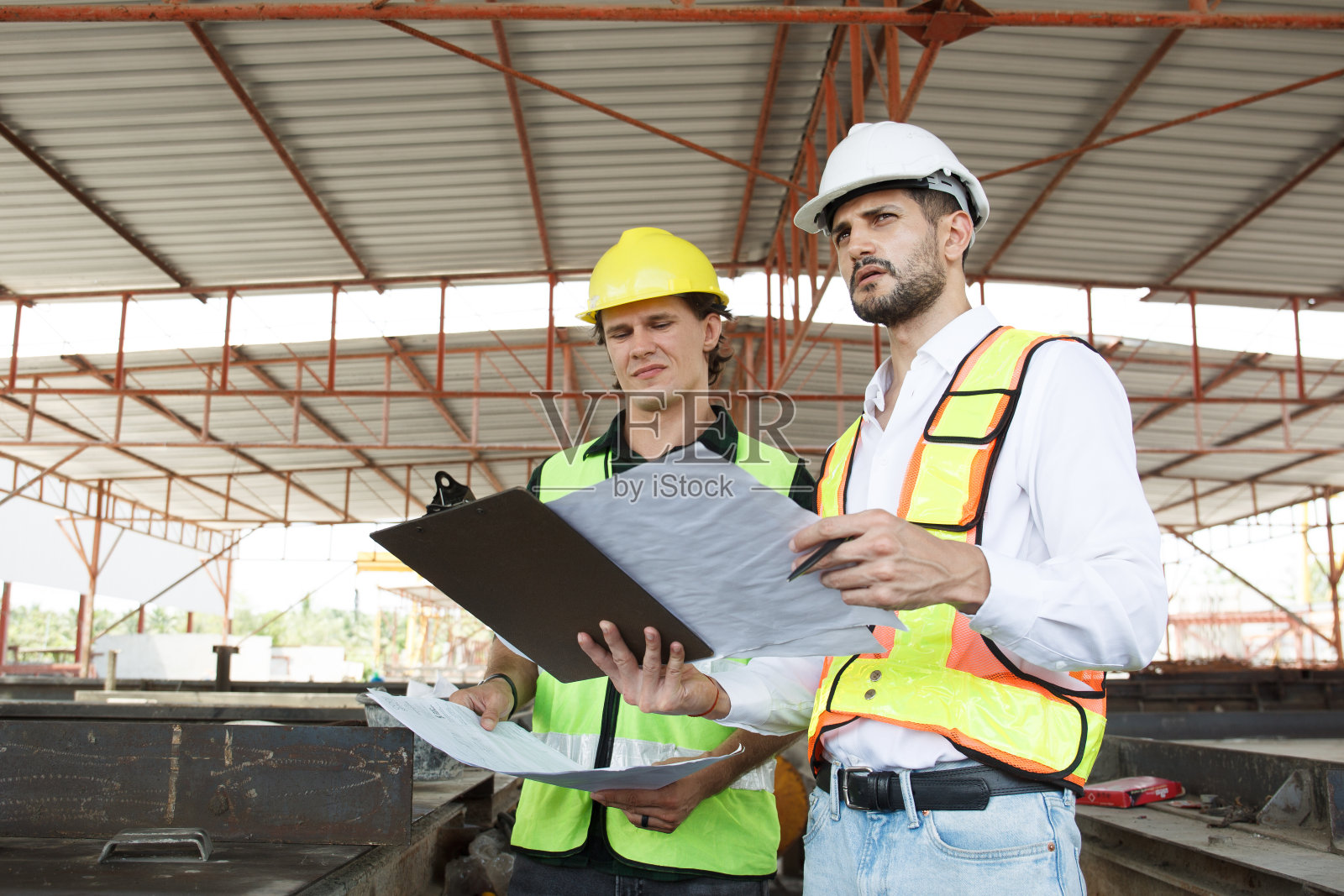 工程师团队讨论和检查建筑结构。照片摄影图片