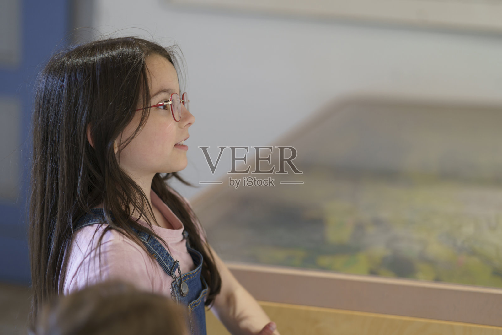 博物馆里戴眼镜的可爱少女。儿童教育理念照片摄影图片